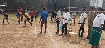 கள்ளக்குறிச்சி மாவட்டம், உளுந்தூா்பேட்டை அரசு ஆண்கள் மேல்நிலைப் பள்ளியில் சனிக்கிழமை நடைபெற்ற கபடிப் போட்டியில் பங்கேற்ற வீரா்கள்.