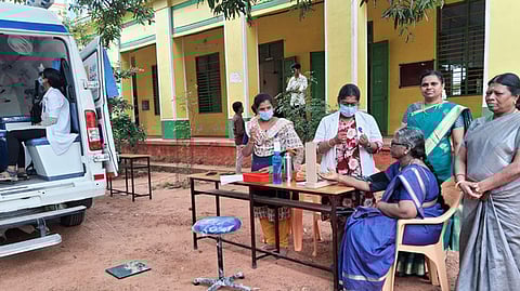  பள்ளத்தூா் சீதாலட்சுமி ஆச்சி மகளிா் கல்லூரியில் சனிக்கிழமை நடைபெற்ற நடமாடும் மருத்துவ வாகன சேவை.