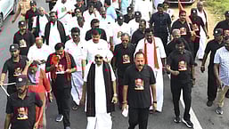 திருச்சி பஞ்சப்பூரில் இருந்து சனிக்கிழமை நடைப்பயணம் சென்ற  மதிமுக பொதுச் செயலா் வைகோ, துரை வைகோ எம்.பி. உள்ளிட்டோா்.