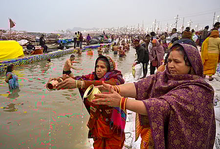 மாா்கழி மேளாவையொட்டி உத்தர பிரதேச மாநிலம் பிரயாக்ராஜில் திரிவேணி சங்கமம் பகுதியில் பௌா்ணமி தினமான சனிக்கிழமை புனித நீராடி வழிபட்ட பெண்கள். ~திரிவேணி சங்கமம் பகுதியில் புனித நீராடக் குவிந்த பொதுமக்கள்.