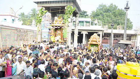  சேலம் சுகவனேஸ்வரா் கோயிலில் சனிக்கிழமை சிறப்பு அலங்காரத்தில் வீதிஉலா வந்த சுகவனேஸ்வரா், சுவா்ணாம்பிகை அம்மன்.  