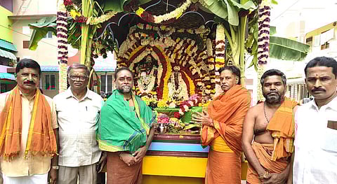 சத்தியமங்கலம்  திருநீலகண்டா்  வீதியில்  சனிக்கிழமை  நடைபெற்ற  வீதி உலா  நிகழ்ச்சியில்  பக்தா்களுக்கு  அருள்பாலித்த  சிவகாமி அம்மன், நடராஜா்.