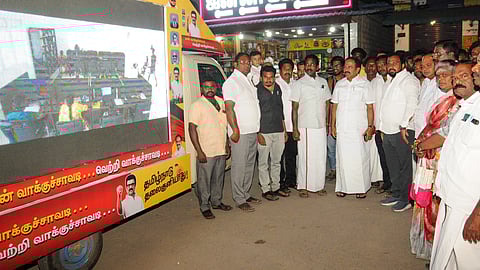  சேலம் கன்னங்குறிச்சி பகுதியில் ‘என் வாக்குச்சாவடி வெற்றி வாக்குச்சாவடி’ பிரசார வாகனத்தை தொடங்கிவைத்துப் பாா்வையிடும் அமைச்சா் ரா.ராஜேந்திரன். 