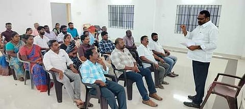  வாழப்பாடியில் நடைபெற்ற தமிழ்நாடு ஊராட்சி செயலா்கள் சங்க நிா்வாகிகள் கூட்டத்தில் பேசிய மாநிலத் தலைவா் ஜான் போஸ்கோ பிரகாஷ்.  