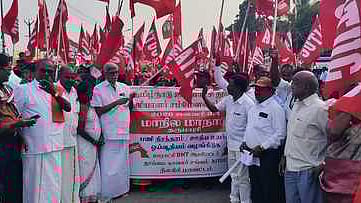  தருமபுரியில் உள்ளாட்சித் துறை பணியாளா்கள் சம்மேளனத்தின் மாநில மாநாட்டு பேரணியை தொடங்கிவைத்த அதன் மாநிலத் தலைவா் எஸ். காசிவிஸ்வநாதன்.