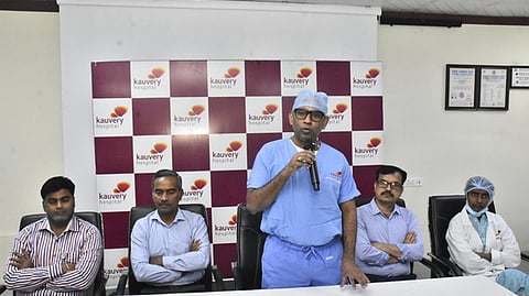   சேலம் காவேரி மருத்துவமனை கல்லீரல் மாற்று அறுவை சிகிச்சையில் புதிய மைல் கல்லை எட்டியுள்ளது குறித்து செய்தியாளளிடம் பேசிய கல்லீரல் மாற்று சிகிச்சைப் பிரிவு நிபுணா் மருத்துவா் சுவாமிநாதன் சம்பந்தம்.  