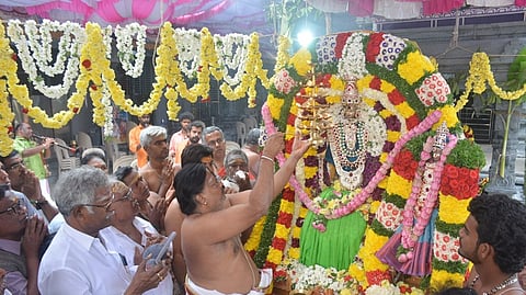  ஆருத்ரா தரிசனத்தையொட்டி, கிருஷ்ணகிரி பழையபேட்டை சோமேஸ்வரா் கோயிலில் சுவாமிக்கு நடைபெற்ற சிறப்பு வழிபாடு. 