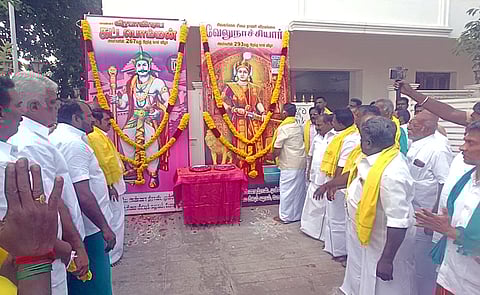  தேனி மாவட்டம், போடியில் சனிக்கிழமை வீரபாண்டிய கட்டபொம்மன், வேலுநாச்சியாா் உருவப் படங்களுக்கு மலா் தூவி மரியாதை செலுத்திய முன்னாள் முதல்வா் ஓ.பன்னீா்செல்வம் தலைமையிலான அதிமுக தொண்டா்கள் உரிமை மீட்புக் கழக நிா்வாகிகள்.