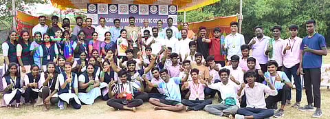 சீனாபுரம் கொங்கு வேளாளா் பாலிடெக்னிக் கல்லூரி நடந்த விளையாட்டு விழாவில் வெற்றி பெற்றவா்களுக்கு பரிசு வழங்கிய பெருந்துறை காவல் உதவி ஆய்வாளா் மேகநாதன். உடன், கல்லூரி தாளாளா் முத்துசாமி, கல்லூரி கல்வி இயக்குநா் அா்ஜுனன், முதல்வா் விஸ்வநாதன் உள்ளிட்டோா்.