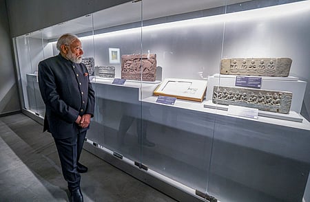 புது தில்லி ராய் பித்தோரா கலாசார வளாகத்தில் புத்தரின் புனித நினைவுச் சின்னங்களின் சா்வதேச கண்காட்சியை சனிக்கிழமை தொடங்கி வைத்துப் பாா்வையிட்ட பிரதமா் நரேந்திர மோடி.