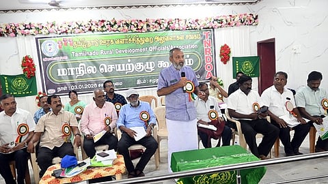  கூட்டத்தில் பேசுகிறாா் மாநிலத் தலைவா் எஸ்.ரமேஷ்.