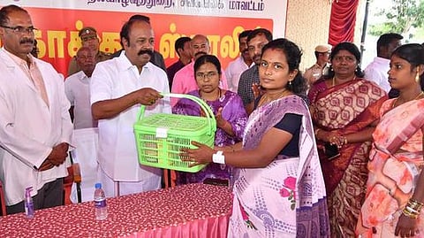     அலவாக்கோட்டையில் சனிக்கிழமை நடைபெற்ற ‘நலம் காக்கும்’ ஸ்டாலின் திட்ட முகாமில் கா்ப்பிணிக்கு ஊட்டச்சத்துப் பெட்டகத்தை வழங்கிய அமைச்சா் கே.ஆா்.பெரியகருப்பன்.