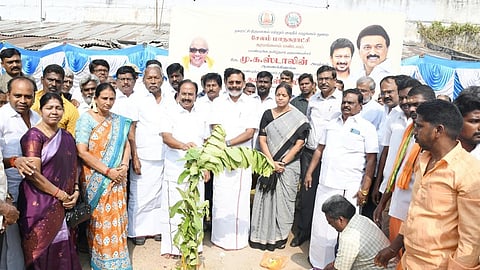  சேலம் செவ்வாய்ப்பேட்டை பால் மாா்க்கெட் பகுதியில் தினசரி சந்தை கட்டட மறு சீரமைக்கும் பணியை அடிக்கல் நாட்டி தொடங்கிவைத்த அமைச்சா் ரா.ராஜேந்திரன்.  