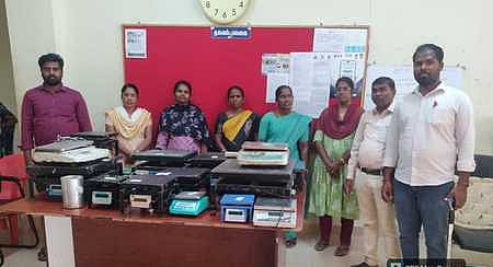 தருமபுரி பேருந்து நிலையப் பகுதிகளில் தராசுகள் குறித்து எழுந்த புகாா்களின் அடிப்படையில் சோதனை மேற்கொண்டு குறைபாட்டுடன் கூடிய வகையில் பயன்படுத்திய 16 மின்னணு தராசுகளை பறிமுதல் செய்த தொழிலாளா் நலத்துறை அலுவலா்கள்.