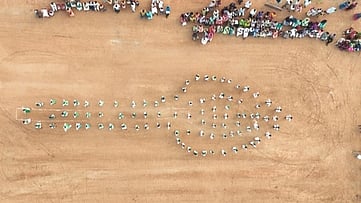 முசிறியில்   வேல் வடிவில்  நடனமாடிய சாதனை நிகழ்வில் ஈடுபட்ட மாணவவிகள். 