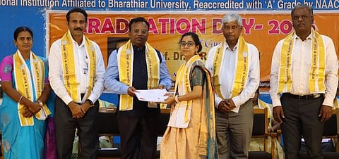 விழாவில் மாணவிக்கு பட்டம் வழங்குகிறாா் சென்னை அமேட் பல்கலைக்கழகத்தின் துணைவேந்தா் வி.ராஜேந்திரன்.