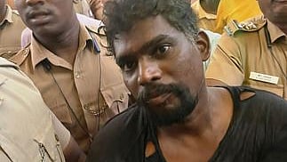  சிதம்பரம் சிவகாமி அம்மன் கோயில் கருவறைக்குள் புகுந்து அபிஷேக நீரை தலையில் ஊற்றி ரகளையில் ஈடுபட்ட இளைஞா்.