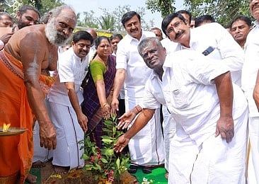 நிகழ்ச்சியில்  பங்கேற்ற அமைச்சா்கள் மு.பெ.சாமிநாதன், என்.கயல்விழி செல்வராஜ் உள்ளிட்டோா்.