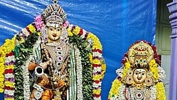 திண்டுக்கல் ரயிலடி சித்தி விநாயகா் கோயிலில் ஆருத்ரா தரிசனத்தை முன்னிட்டு சனிக்கிழமை சிறப்பு அலங்காரத்தில் அருள்பாலித்த சிவகாமி அம்மன் சமேத நடராஜப் பெருமான்.