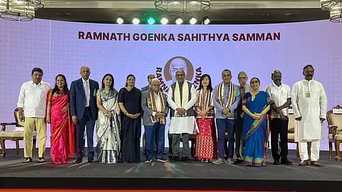 ராம்நாத் கோயங்கா சாகித்திய சம்மான் விருது பெற்றவர்களுடன் குடியரசு துணைத் தலைவர் சி.பி. ராதாகிருஷ்ணன் மற்றும் தமிழக அமைச்சர்கள் மா. சுப்பிரமணியன், பழனிவேல் தியாகராஜன், தி நியூ இந்தியன் எக்ஸ்பிரஸ் குழுமத்தின் தலைவா் மனோஜ் குமாா் சொந்தாலியா, குழுமத்தின் இயக்குநர் கல்பனா சொந்தாலியா, தலைமைச் செயல் அதிகாரி லட்சுமி மேனன், தி நியூ இந்தியன் எக்ஸ்பிரஸ் ஆசிரியர் குழு இயக்குநர் பிரபு சாவ்லா, தி நியூ இந்தியன் எக்ஸ்பிரஸ் ஆசிரியர் சந்த்வானா பட்டாச்சார்யா, தினமணி ஆசிரியர் கி. வைத்தியநாதன். 