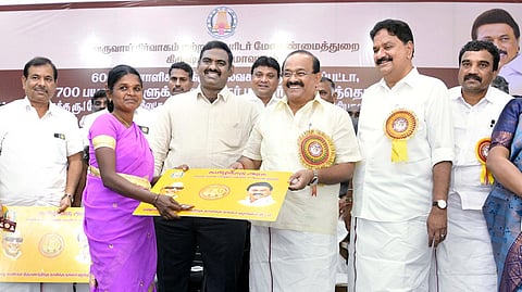  பா்கூரில் நடைபெற்ற விழாவில் பயனாளிக்கு மகளிா் உரிமைத் தொகைக்கான ஆணையை வழங்கிய அமைச்சா் அர. சக்கரபாணி. உடன், ஆட்சியா் ச. தினேஷ்குமாா், தே. மதியழகன் எம்எல்ஏ உள்ளிட்டோா்.     