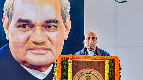 பாதுகாப்புத் துறை அமைச்சா் ராஜ்நாத் சிங் 