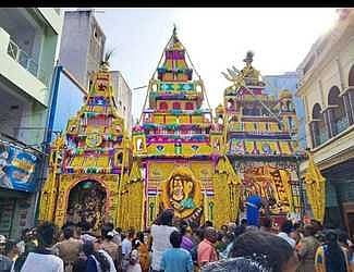 சிவகாசியில் சனிக்கிழமை திருவாதிரை திருவிழாவையொட்டி வீதி உலா வந்த செவ்வந்திப் பூக்களால் அலங்கரிக்கப்பட்ட மூன்று தோ்கள்.