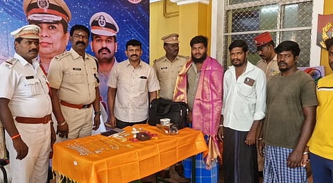 தங்க நகைகளை ஒப்படைத்த ஓட்டுநா் மணிவண்ணனுக்கு சால்வை அணிவித்து பாராட்டு தெரிவித்த மண்டல காவல் கண்காணிப்பாளா் முருகையன் உள்ளிட்ட காவல் அதிகாரிகள்.