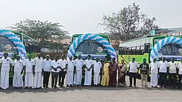 சென்னிமலை சுப்பிரமணிய சுவாமி கோயிலுக்கு செல்ல பக்தா்கள் பயன்பாட்டுக்கு தொடங்கிவைக்கப்பட்ட 3 புதிய சிற்றுந்துகள்.