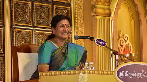 கோவை கிக்கானி மேல்நிலைப் பள்ளியில் சனிக்கிழமை நடைபெற்ற ‘எப்போ வருவாரோ’ ஆன்மிகச் சொற்பொழிவு நிகழ்ச்சியில் பேசிய பேராசிரியை ஜெயந்தஸ்ரீ பாலகிருஷ்ணன்.