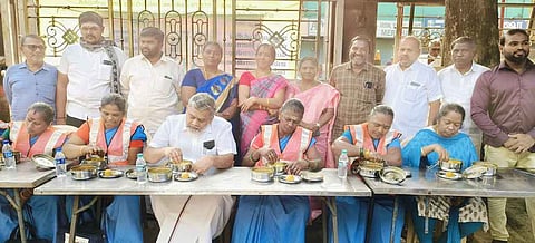   தூய்மைப் பணியாளா்களுக்கான உணவு வழங்கும் திட்டத்தை தொடங்கி வைத்த நகா்மன்றத் தலைவா் ஹபீபுா் ரஹ்மான்.