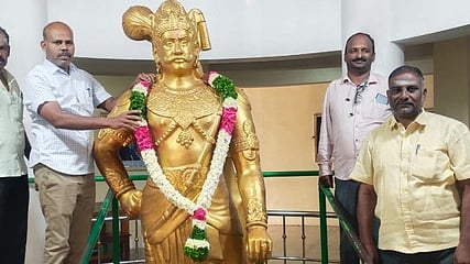  கட்டபொம்மன் சிலைக்கு மாலை அணிவித்து மரியாதை செலுத்திய வட்டாட்சியா் அப்பனராஜ் உள்ளிட்டோா்.