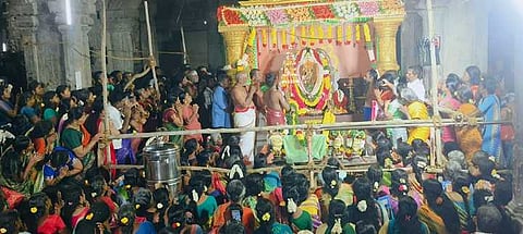  ஆருத்ரா தரிசனத்தையொட்டி நடராஜருக்கு நடைபெற்ற தீபாராதனை.