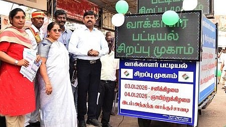 தருமபுரியில் வாக்காளா் பட்டியல் சிறப்பு திருத்த முகாம் குறித்த விழிப்புணா்வு வாகனத்தை தொடங்கி வைக்கிறாா் மாவட்ட ஆட்சியா் ரெ. சதீஸ். உடன் தருமபுரி நகா்மன்றத் தலைவா் லட்சுமி நாட்டான் மாது, வருவாய் கோட்டாட்சியா் காயத்ரி உள்ளிட்டோா்.