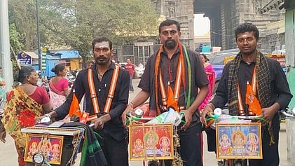  காஞ்சிபுரம் - வந்தவாசி சாலையில் மாமண்டூா் லட்சுமிபுரம் அருகே சைக்கிளில் பயணித்த தெலங்கனா ஐயப்ப பக்தா்கள். 