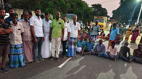 சாலை மறியலில் ஈடுபட்ட விவசாயிகள் மற்றும் பொதுமக்கள்.