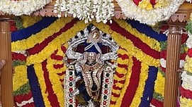 சிறப்பு அலங்காரத்தில் அருள்பாலித்த அதிதீஸ்வரா்.