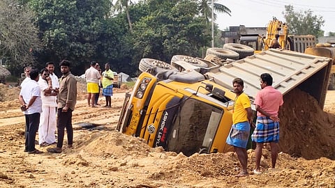 தலைகுப்புற கவிழ்ந்து விபத்துக்குள்ளான லாரி.