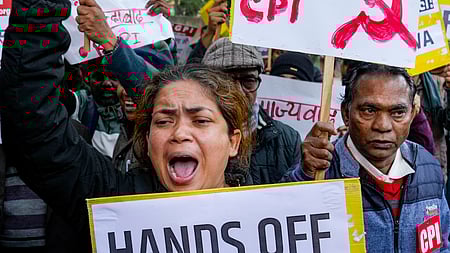 வெனிசுலாவில் அமெரிக்க நடவடிக்கையைக் கண்டித்து புது தில்லியில் ஞாயிற்றுக்கிழமை ஆா்ப்பாட்டம் நடத்திய இடதுசாரி அமைப்பினா்.