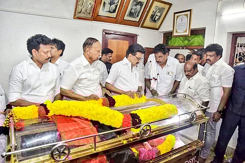  எல்.கணேசனின் உடலுக்கு நேரில் அஞ்சலி செலுத்திய முதல்வர் ஸ்டாலின். 