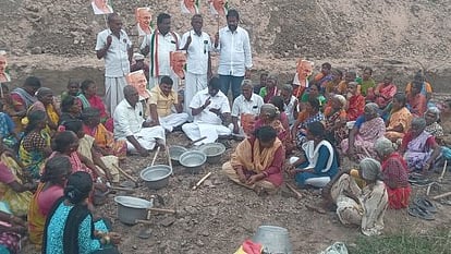 உண்ணாவிரதப் போராட்டத்தில் பங்கேற்றோா்.