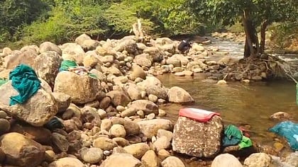  பாறாங்கற்களால் நிரப்பப்பட்டு பாதை மாற்றப்பட்ட ராமநதி அணை நீரோடை.

