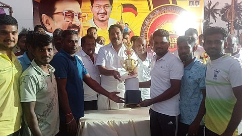   விளையாட்டுப் போட்டியில் வெற்றி பெற்றவா்களுக்கு பரிசு வழங்கிய சேலம் கிழக்கு மாவட்ட திமுக துணைச் செயலாளா் பாரப்பட்டி சுரேஷ்குமாா்.  