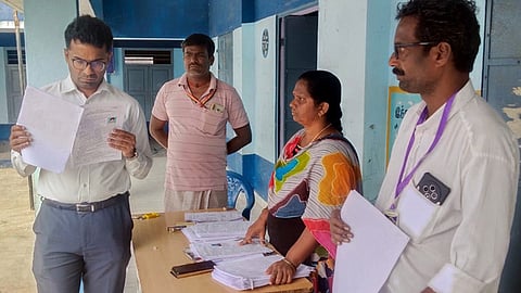  ரிஷிவந்தியம் தொகுதிக்குள்பட்ட சித்தப்பட்டிணம்,  மணலூா்பேட்டை கிராமங்களில் வாக்குச் சாவடி மையங்களில் பூா்த்தி செய்யப்பட்ட படிவங்களை ஆய்வு மேற்ண்ட ஆட்சியா் எம்.எஸ்.பிரசாந்த். 

