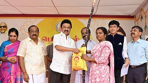 பொங்கல் பரிசுத் தொகுப்பு வழங்கிய முதல்வர் ஸ்டாலின்.