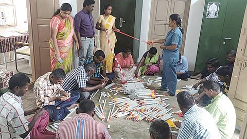  பழனி கோயிலுக்கு சொந்தமான மனநல காப்பகத்தில் தைப்பூசத்தையொட்டி பாதயாத்திரை பக்தா்களுக்காக மும்மரமாக நடைபெற்று வரும் ஒளிரும் குச்சிகள் தயாரிக்கும் பணி.

