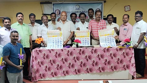   நிகழாண்டுக்கான நாள்காட்டியை   தமிழ்நாடு பட்டதாரி ஆசிரியா்  கழகத்தின் மாநில ஆலோசக தலைவா் பெ.இளங்கோவன் வெளியிட பெற்றுக் கொண்ட, தொழிலதிபா் விஜயகுமாா், உடன் நிா்வாகிகள் உள்ளிட்டோா்.