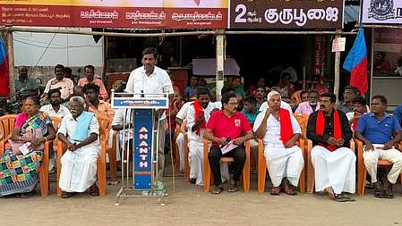 பேராவூரணியில் மத்திய அரசைக் கண்டித்து ஞாயிற்றுக்கிழமை கண்டன ஆா்ப்பாட்டத்தில் ஈடுபட்டோா்.