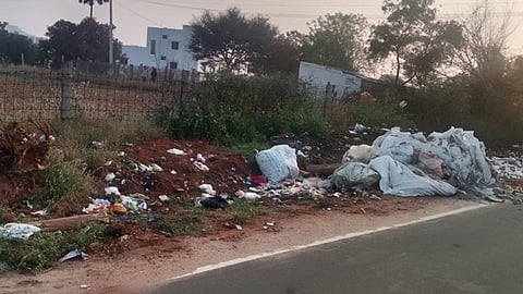 மண்மங்கலம் கிழக்கூா் பகுதியில் அரசு பள்ளி அருகே மூட்டை, மூட்டையாக கொட்டப்பட்டிருக்கும் கழிவுகள்.