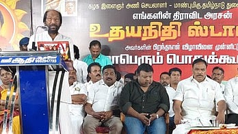 மாதவரம் சட்டப்பேரவை உறுப்பினா் எஸ்.சுதா்சனம் தலைமையில் செங்குன்றத்தில் நடைபெற்ற பொதுக் கூட்டத்தில் திருச்சி சிவா பங்கேற்று சிறப்புரையாற்றினா். உடன் செங்குன்றம் பேரூராட்சி தலைவா் தமிழரசிகுமாா், துணைத் தலைவா் விப்ரநாராயணன்.